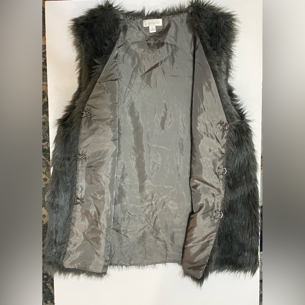 Charming Charlie faux fur vest woman’s S - Picture 3 of 4